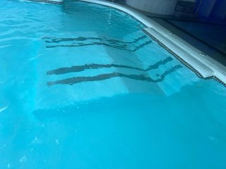 Piscina de obra con revestimiento de gresite.
