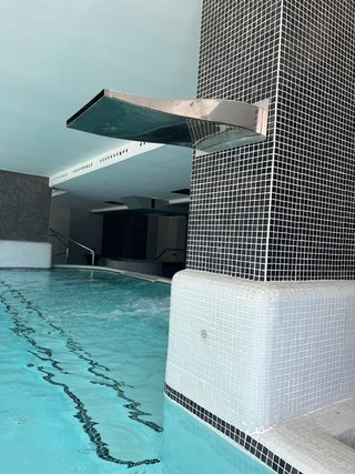 Piscina de obra con revestimiento de gresite.