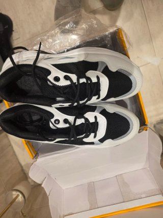Zapatillas deportivas negras y blancas