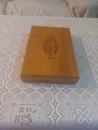 Caja de madera decorada