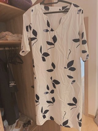 Vestido blanco con estampado de hojas