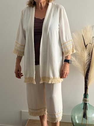 Traje de verano beige y blanco