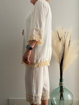 Traje de verano beige y blanco