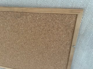 Tablero de corcho con marco de madera