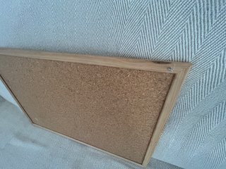 Tablero de corcho con marco de madera