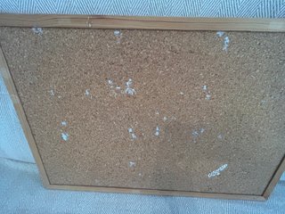 Tablero de corcho con marco de madera