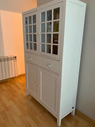 Vitrina de madera con puertas de cristal