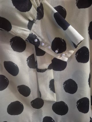 Blusa lunares  en fondo amarillo pastel con lazada