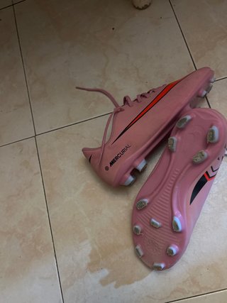 Zapatillas de fútbol Nike rosas y naranjas