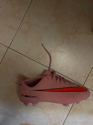 Zapatillas de fútbol Nike rosas y naranjas