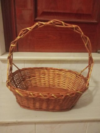 Cesta de mimbre con asa