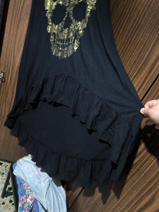 Vestido negro con estampado floral dorado