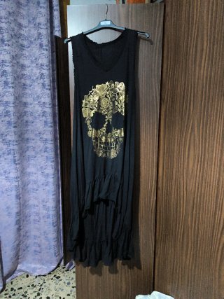 Vestido negro con estampado floral dorado