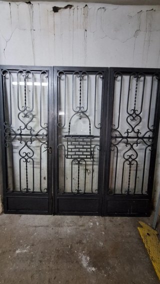 Puertas de hierro forjado con adornos