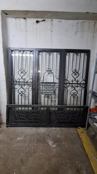 Puertas de hierro forjado con adornos