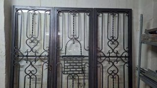Puertas de hierro forjado con adornos