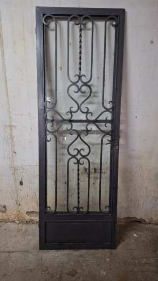 Puertas de hierro forjado con adornos