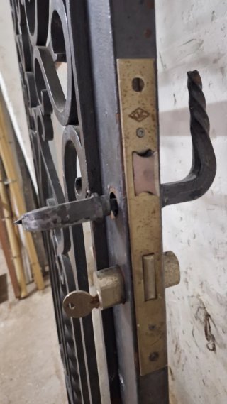 Puertas de hierro forjado con adornos