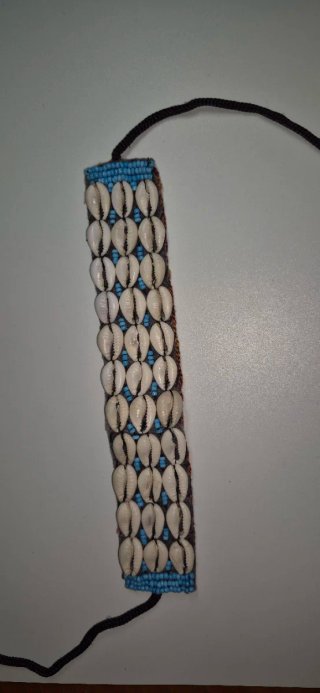 Pulsera conchas cauris y tela