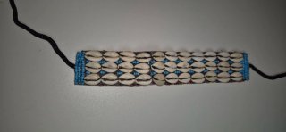 Pulsera conchas cauris y tela