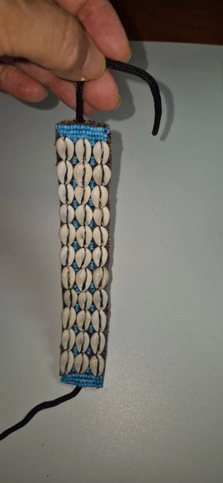 Pulsera conchas cauris y tela