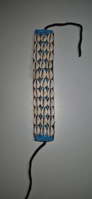 Pulsera conchas cauris y tela