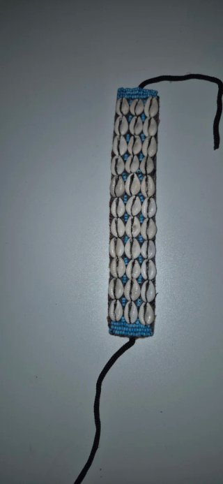 Pulsera conchas cauris y tela
