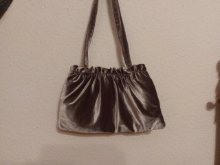 Bolso de terciopelo sintético gris