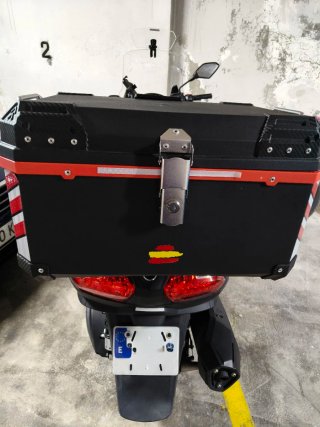 Baúl Moto Negro y Rojo