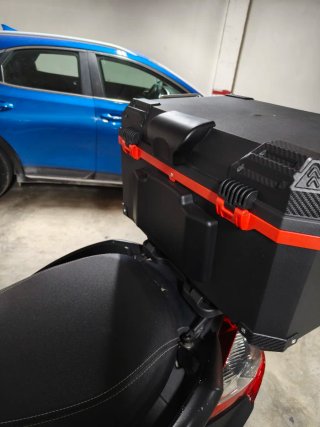 Baúl Moto Negro y Rojo