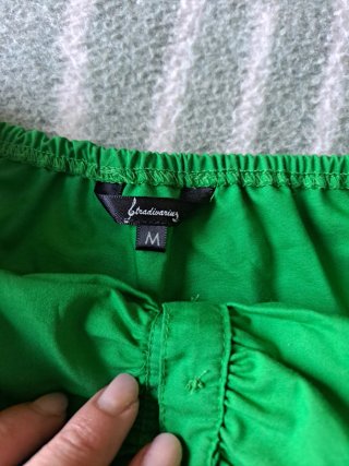 Top verde con botones