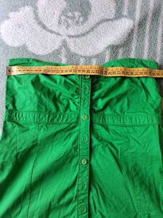 Top verde con botones