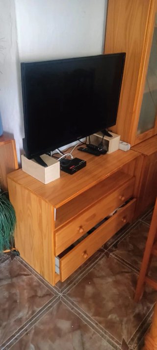 Mueble TV, vitrina, mesa y 4 dillas Comedor Proven
