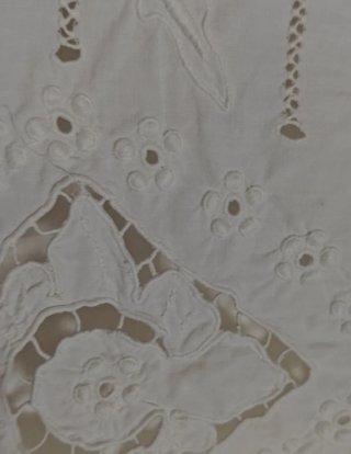 Lenzuolo matrimoniale ricamato a mano