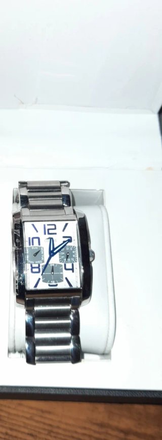 Reloj plateado y blanco