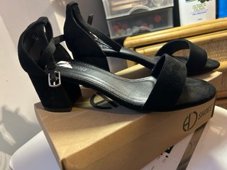 Sandalias de tacón negras