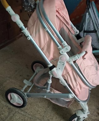 Carrito de bebé rosa con corona
