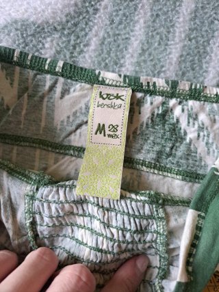 Top verde y blanco con estampado geométrico