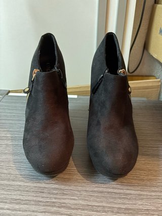 Botines negros con cremallera