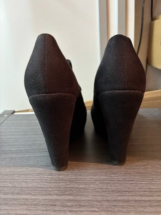 Botines negros con cremallera