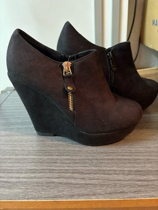 Botines negros con cremallera