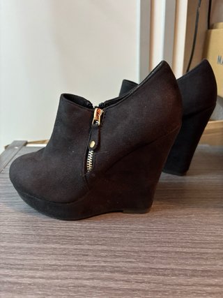 Botines negros con cremallera