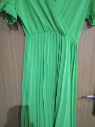 Vestido verde plisado talla M
