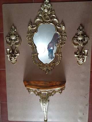 Espejo con apliques y mesita dorados