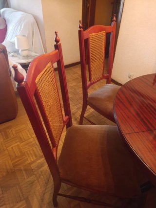 Mesa comedor redonda con 6 sillas, extensible.