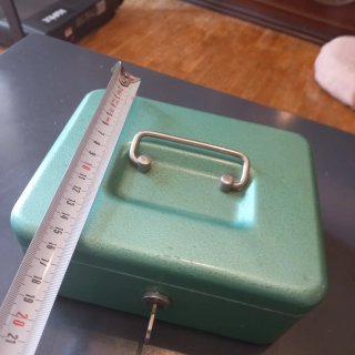 Caja de seguridad verde con llave