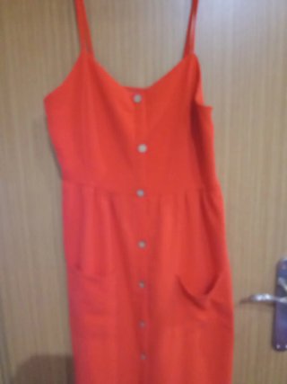 Vestido rojo con botones