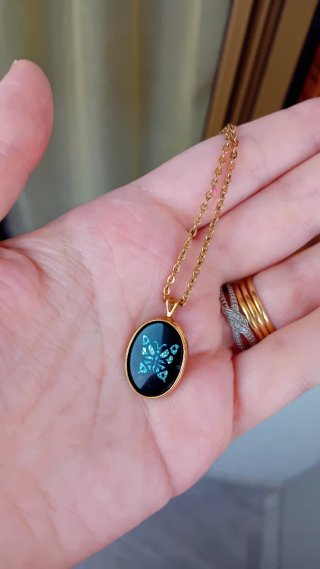 Collana vintage Avon medaglia farfalla