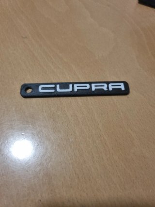 Letras CUPRA Fondo negro con letras en blanco