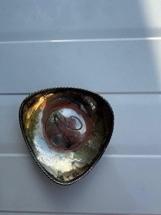 Plata con inicial J grabada